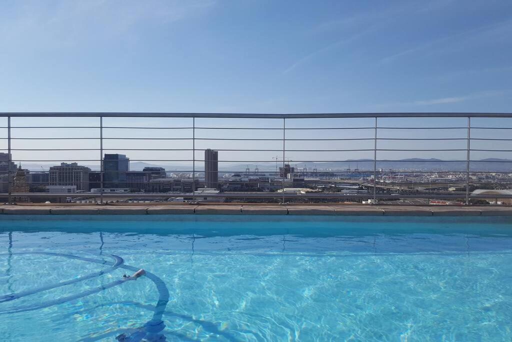 Four Seasons 818- Spacious Cbd Studio - Onsite Parking, Gym & Rooftop Pool Daire Cape Town Dış mekan fotoğraf