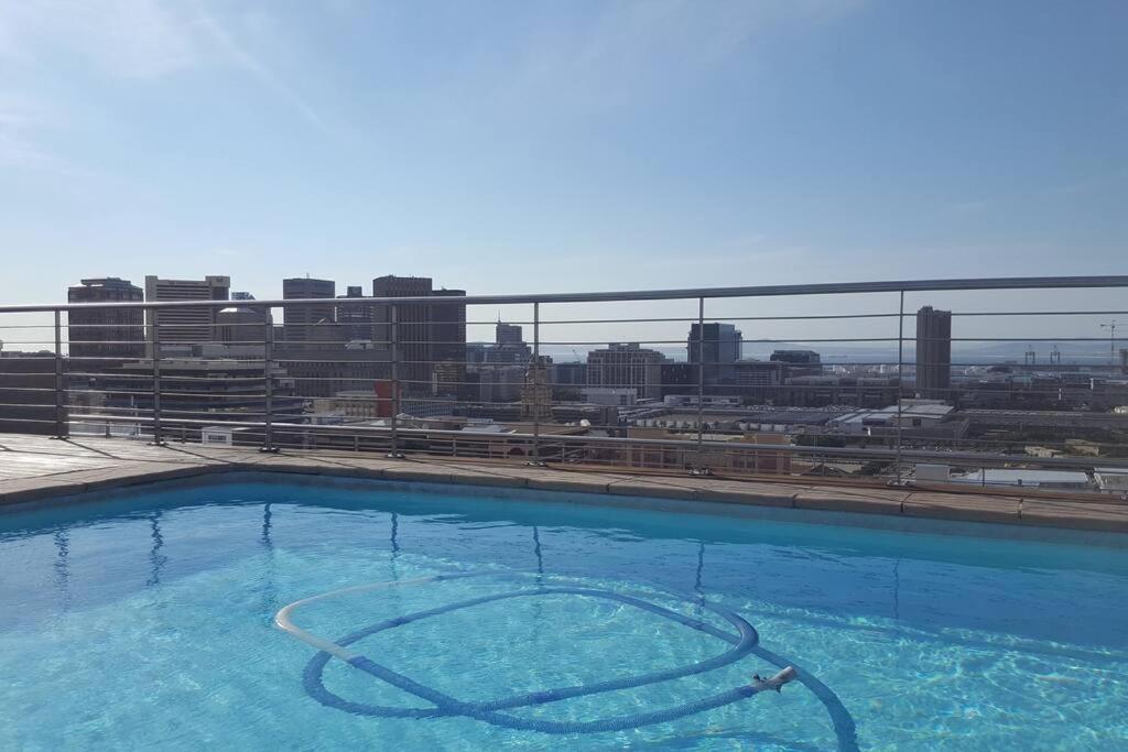 Four Seasons 818- Spacious Cbd Studio - Onsite Parking, Gym & Rooftop Pool Daire Cape Town Dış mekan fotoğraf