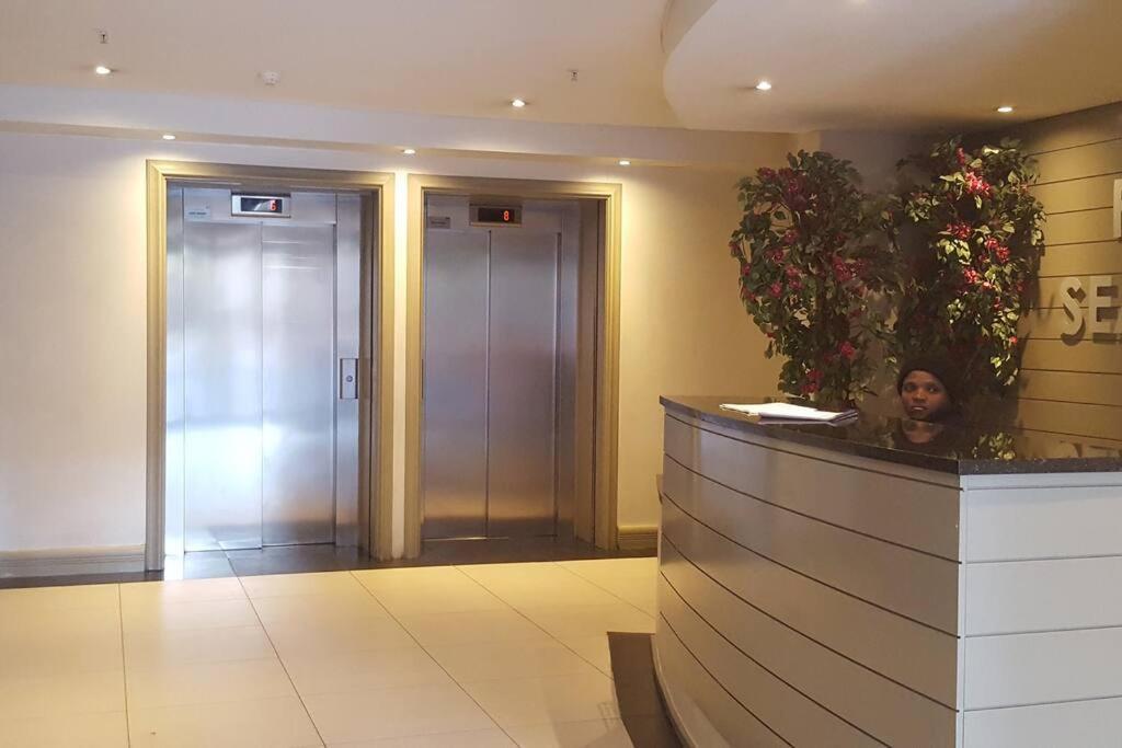 Four Seasons 818- Spacious Cbd Studio - Onsite Parking, Gym & Rooftop Pool Daire Cape Town Dış mekan fotoğraf