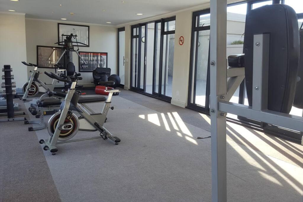 Four Seasons 818- Spacious Cbd Studio - Onsite Parking, Gym & Rooftop Pool Daire Cape Town Dış mekan fotoğraf