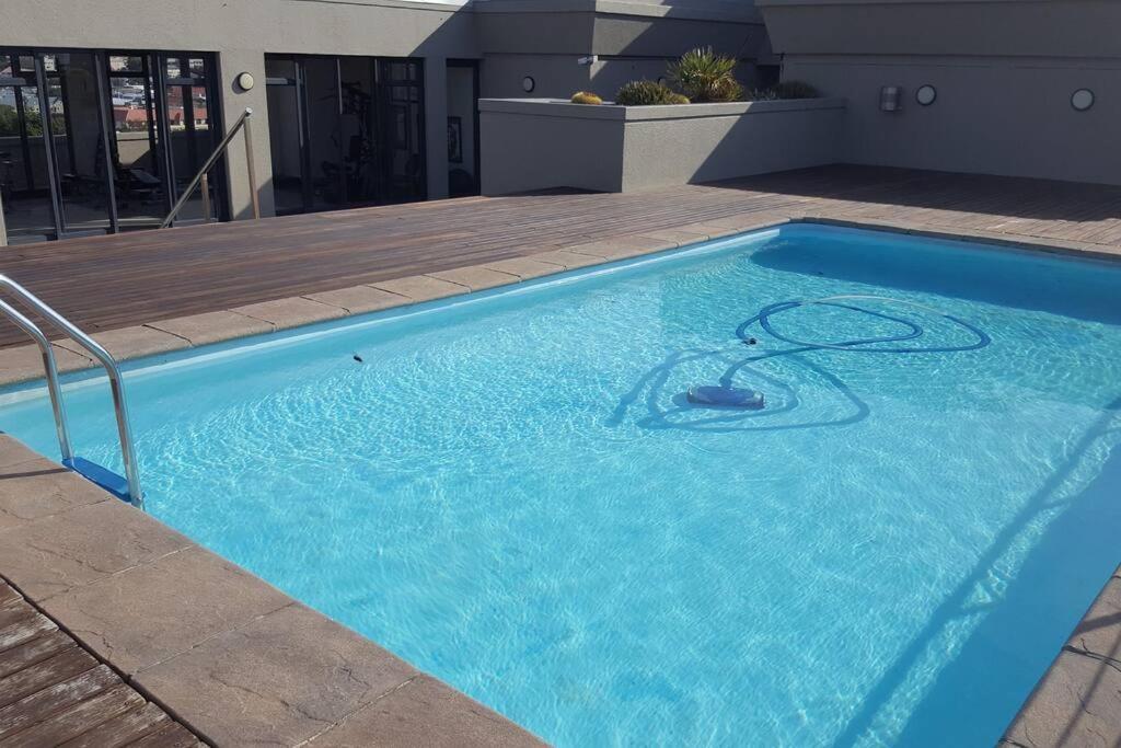 Four Seasons 818- Spacious Cbd Studio - Onsite Parking, Gym & Rooftop Pool Daire Cape Town Dış mekan fotoğraf